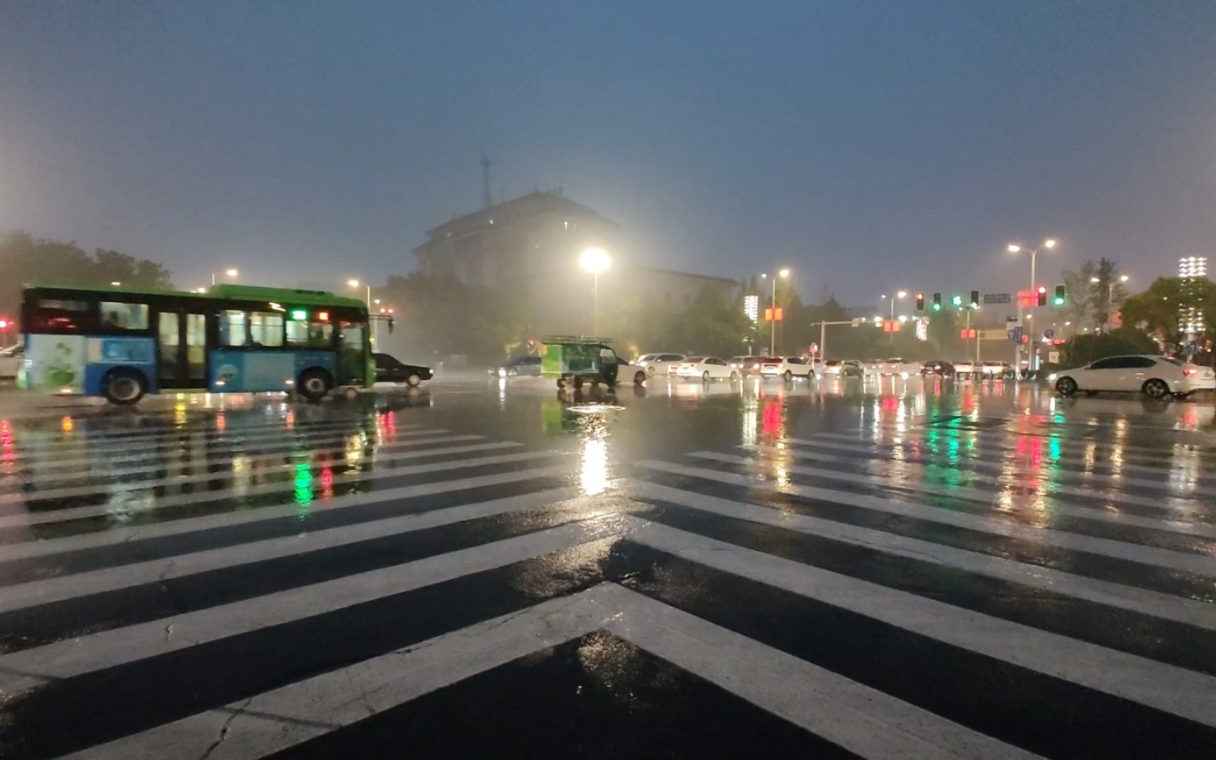 春雨贵如油,下吧!《雨天车流延时摄影·十字路口·斑马线》