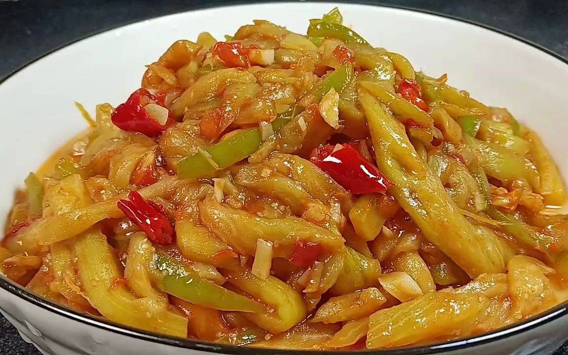 尖椒炒茄丝最接地气的家常菜 ,做法简单,果断收藏了