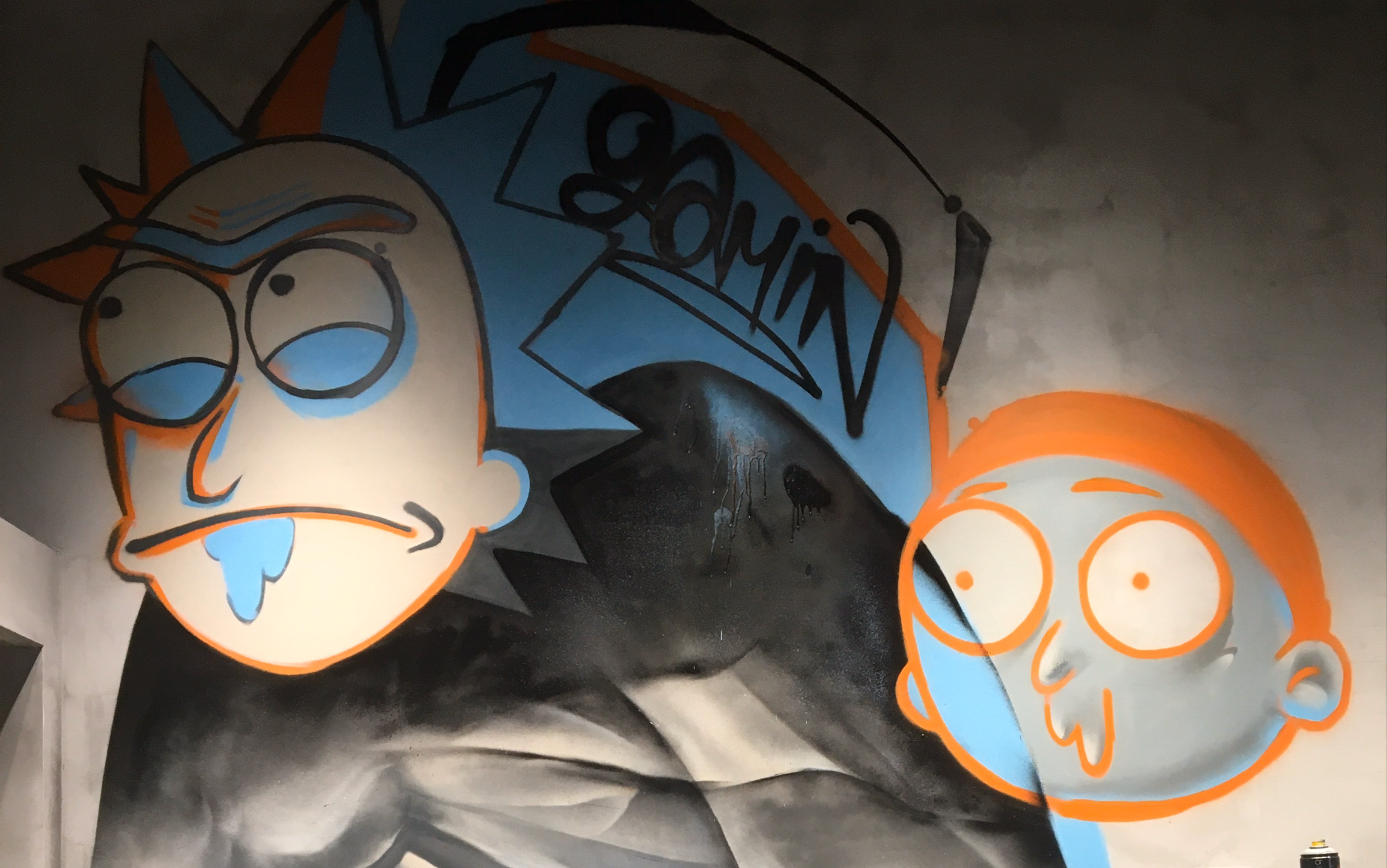 《瑞克和莫蒂》可以说是近几年不可多得的佳作,这次涂鸦这爷孙俩嗨