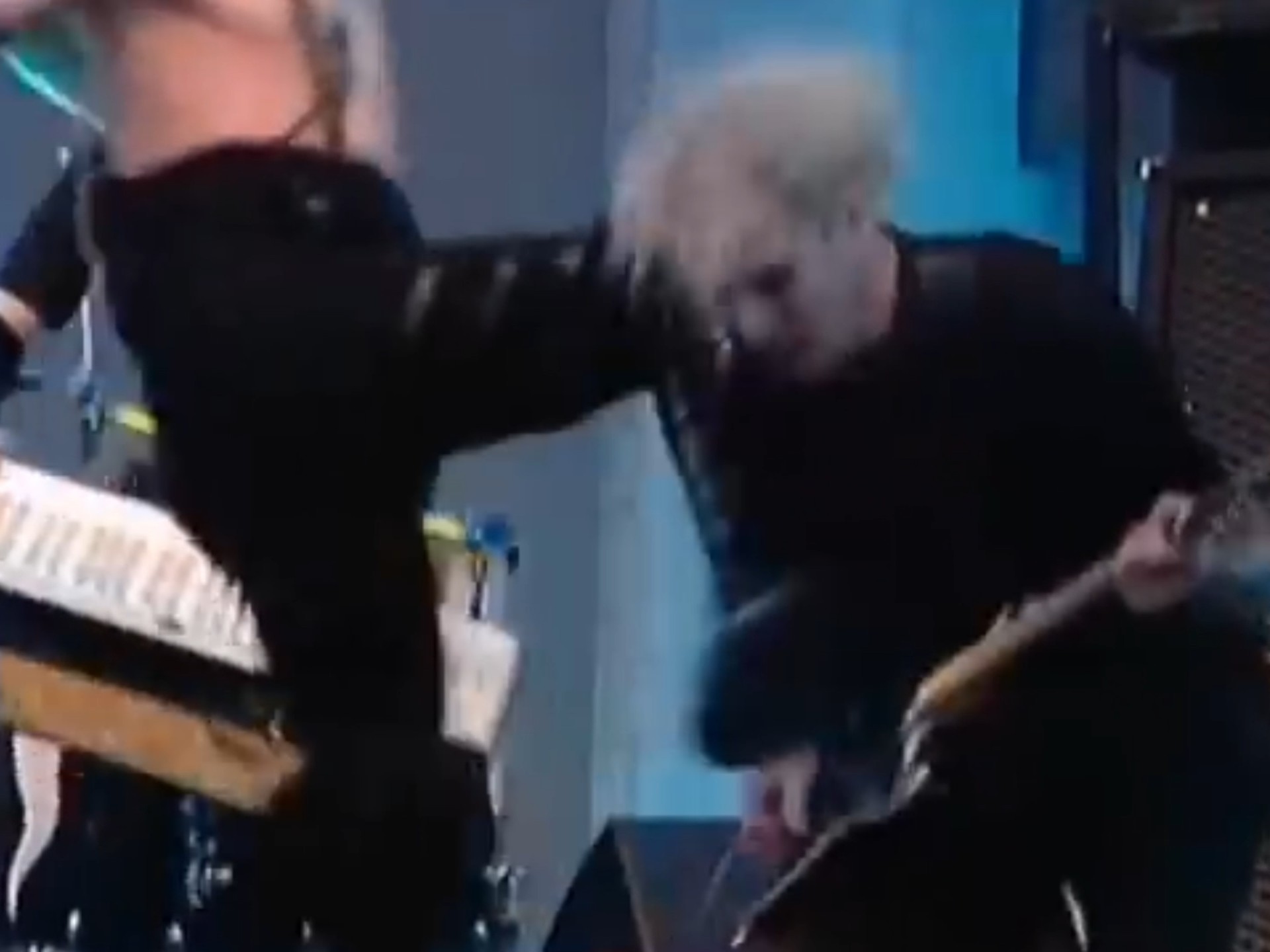 玛丽莲•曼森(唱嗨了踢队友):爆炸现场