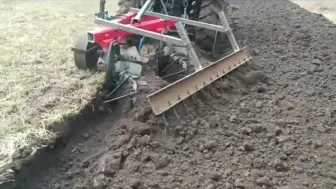 Скачать видео: 小型拖拉机翻地