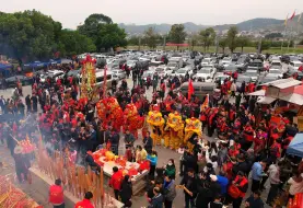 Video herunterladen: 天下刘氏一家亲，几万人共聚兴宁刘氏总祠祭祖，场面太壮观了