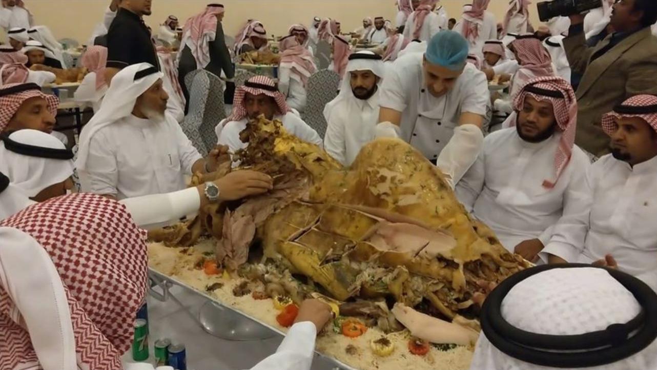 迪拜土豪在宴会上都吃些啥?网友看完直呼:贫穷限制了我的胃口