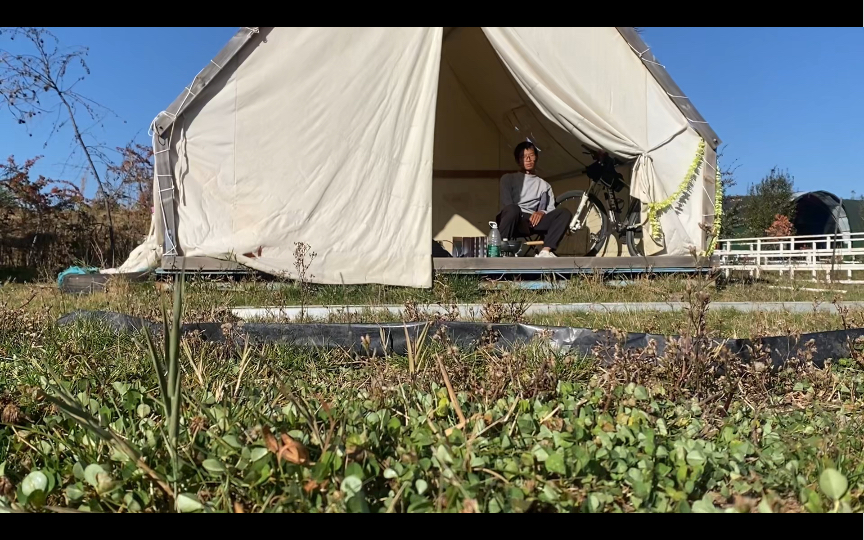 骑行流浪他乡,谁又能像我这样坐在废弃游乐场看着雪山,沐浴着阳光