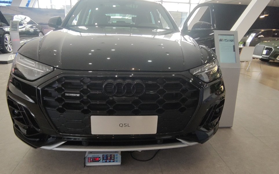 新款奥迪a5l高配自带黑光包到店实拍,确实年轻时尚(除了内饰)