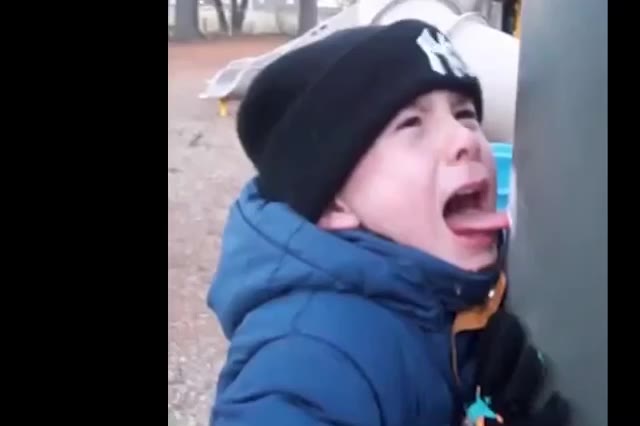 小男孩好奇舔铁杆,结果舌头被冻住了_哔哩哔哩_bilibili