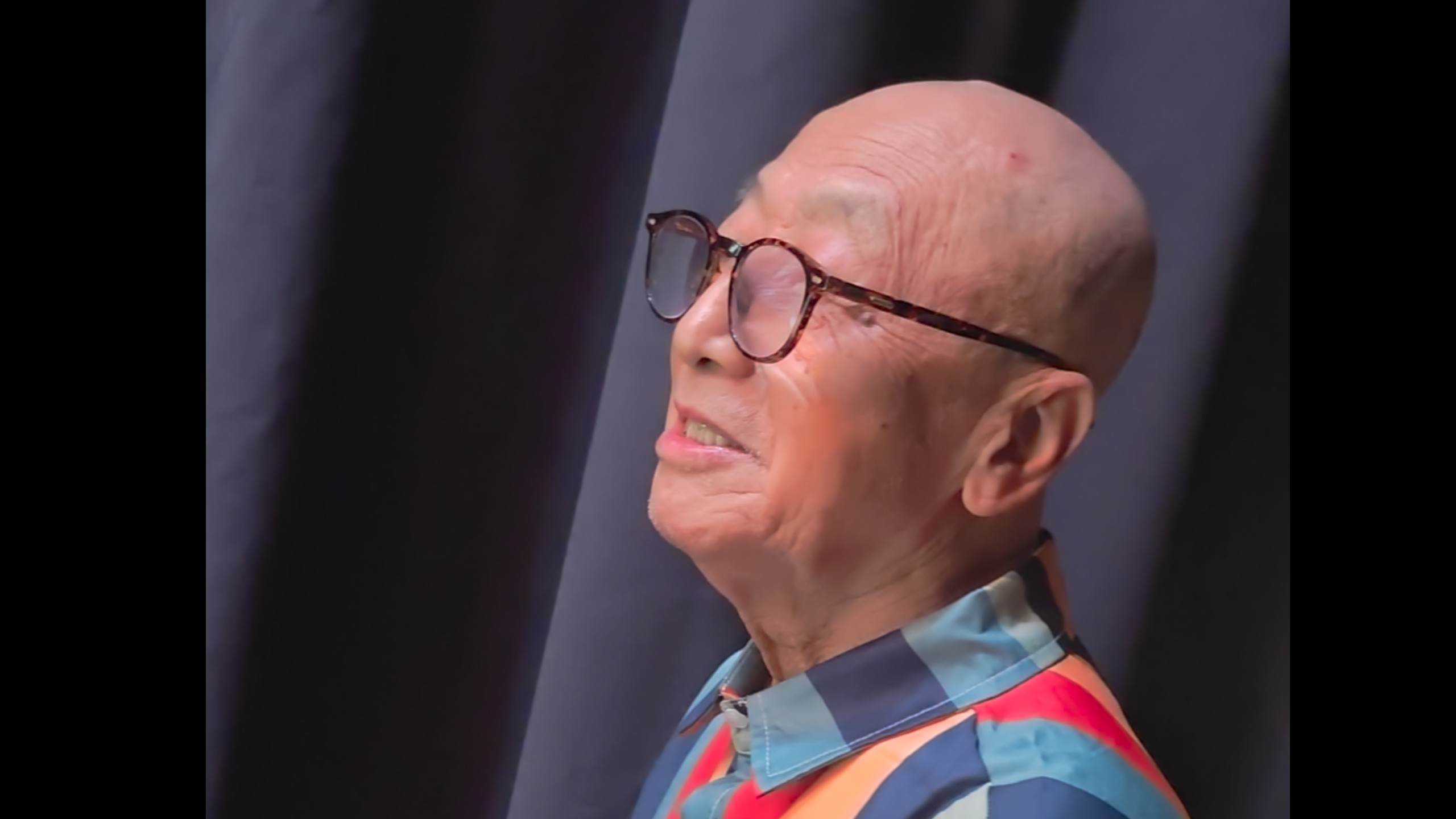 康万生康万生•八十岁于天津滨湖剧院，天津京剧院七十周年纪念演出《连环套•坐寨》（边幕视角）