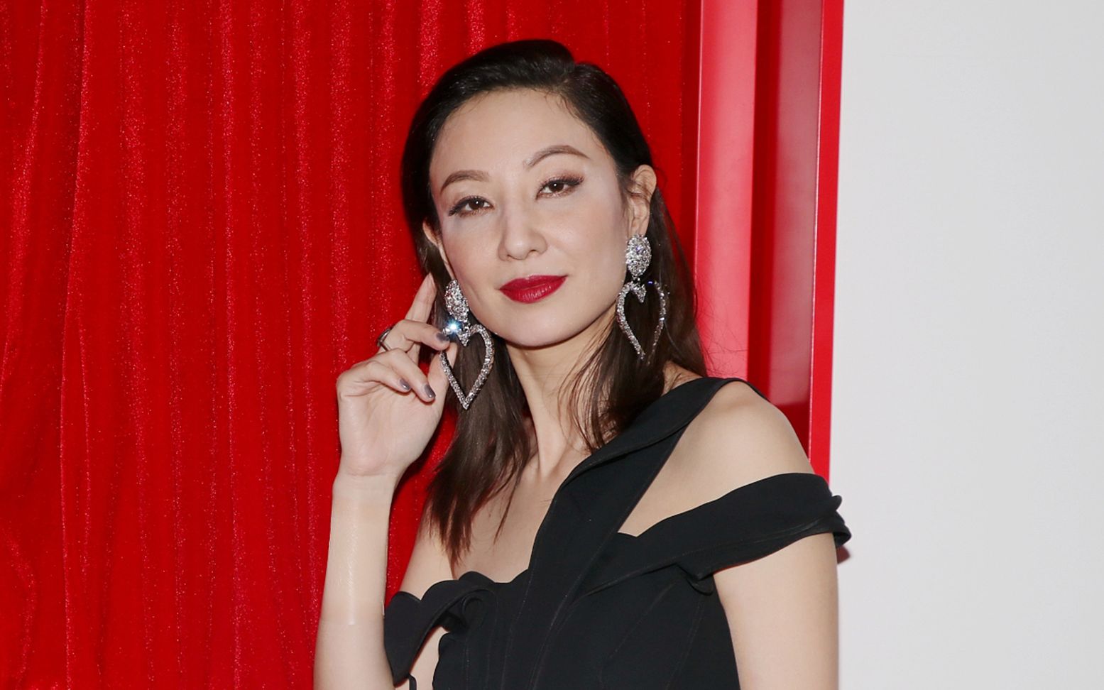 郑希怡性感黑裙来沪超吸睛 曝训练后爱与姐姐们小酌放松_哔哩哔哩 (゜