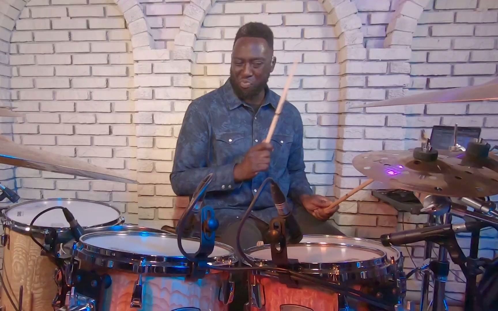 [图]Larnell Lewis - "Little Drummer Boy" - Drum Performance