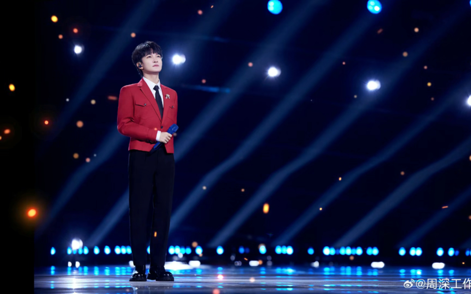 幸福与欢乐环绕身边～#央视跨年晚会# 周深献唱歌曲《灯火里的中国》