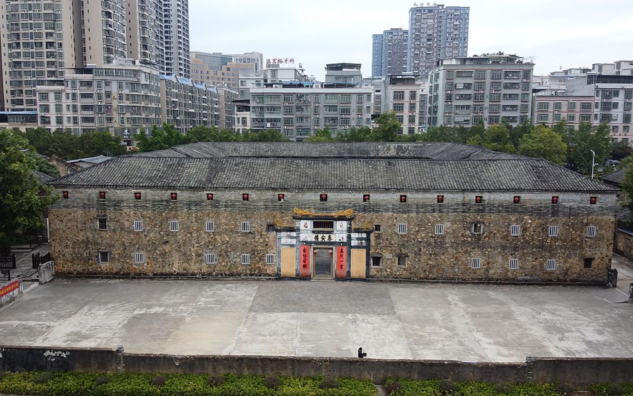 广东梅州泰安楼雄伟霸气坚如碉堡全国罕见的石方楼
