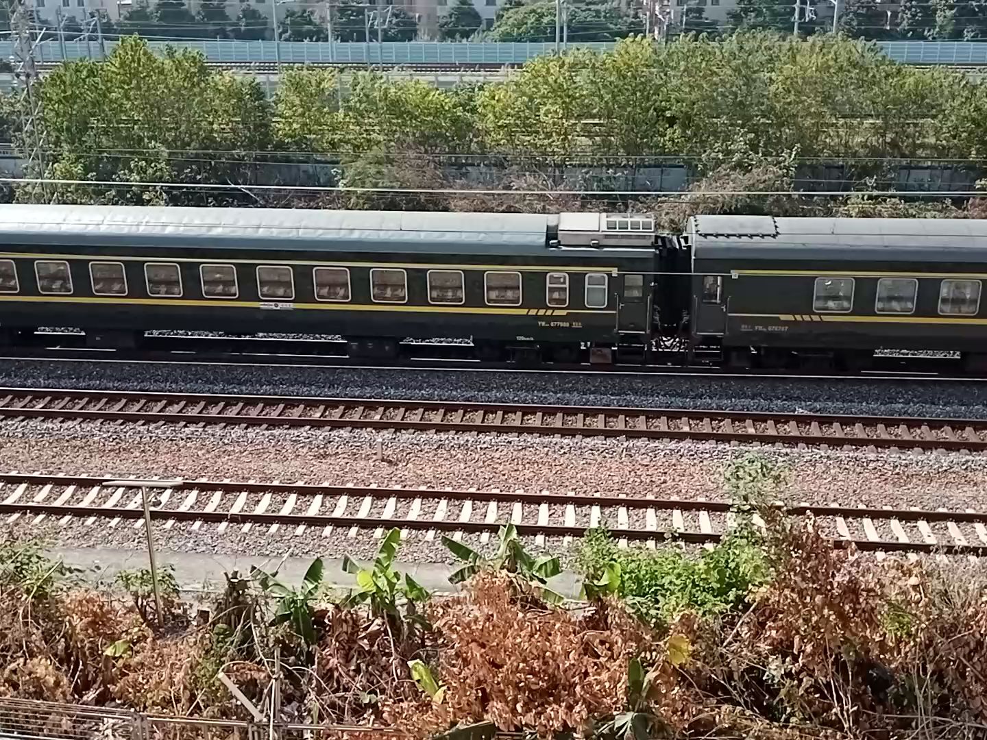 hxd1d牵引z12次列车和hxd3c牵引k1173次列车相遇