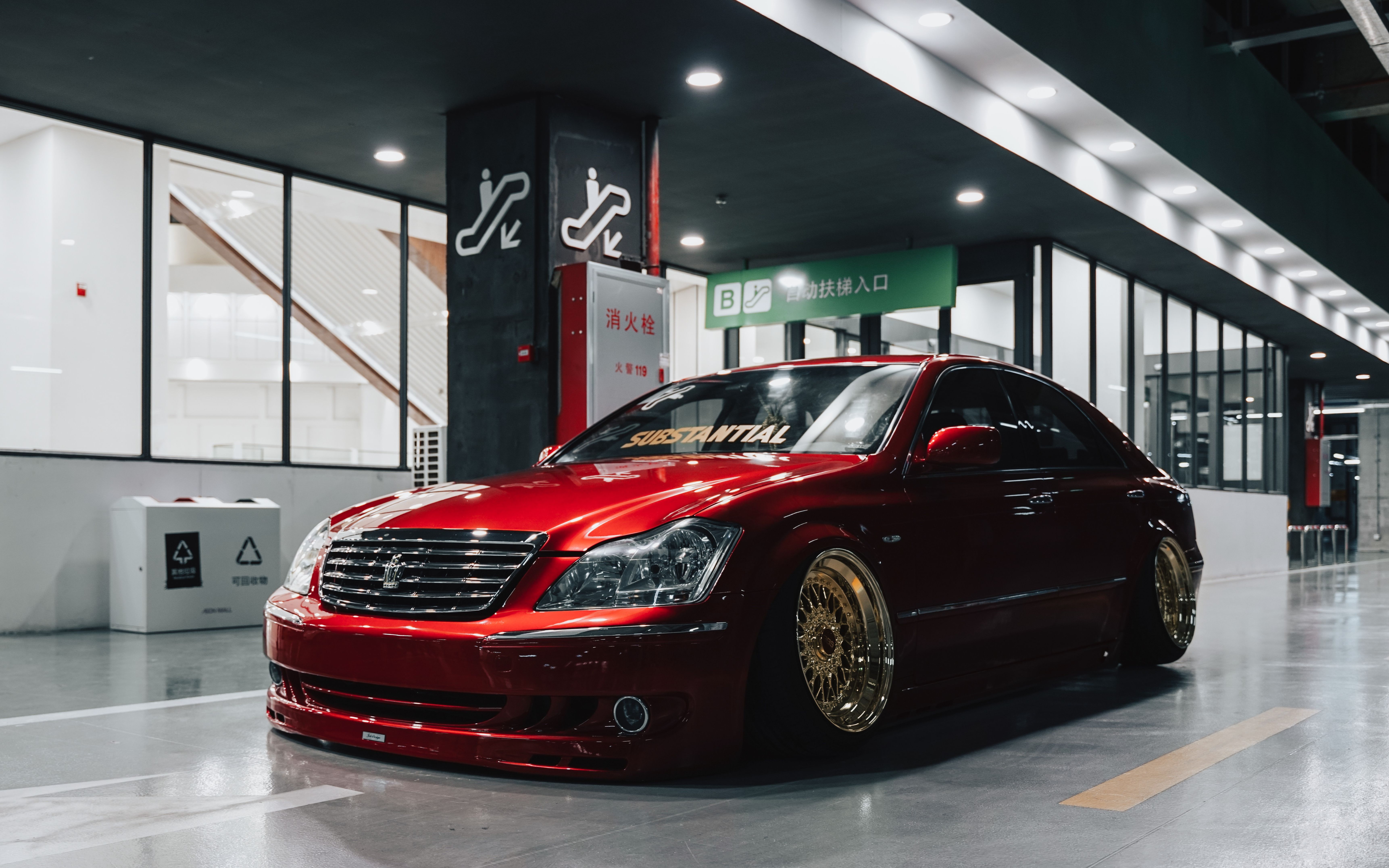 气动12代皇冠 沙龙g 停车场静姿态