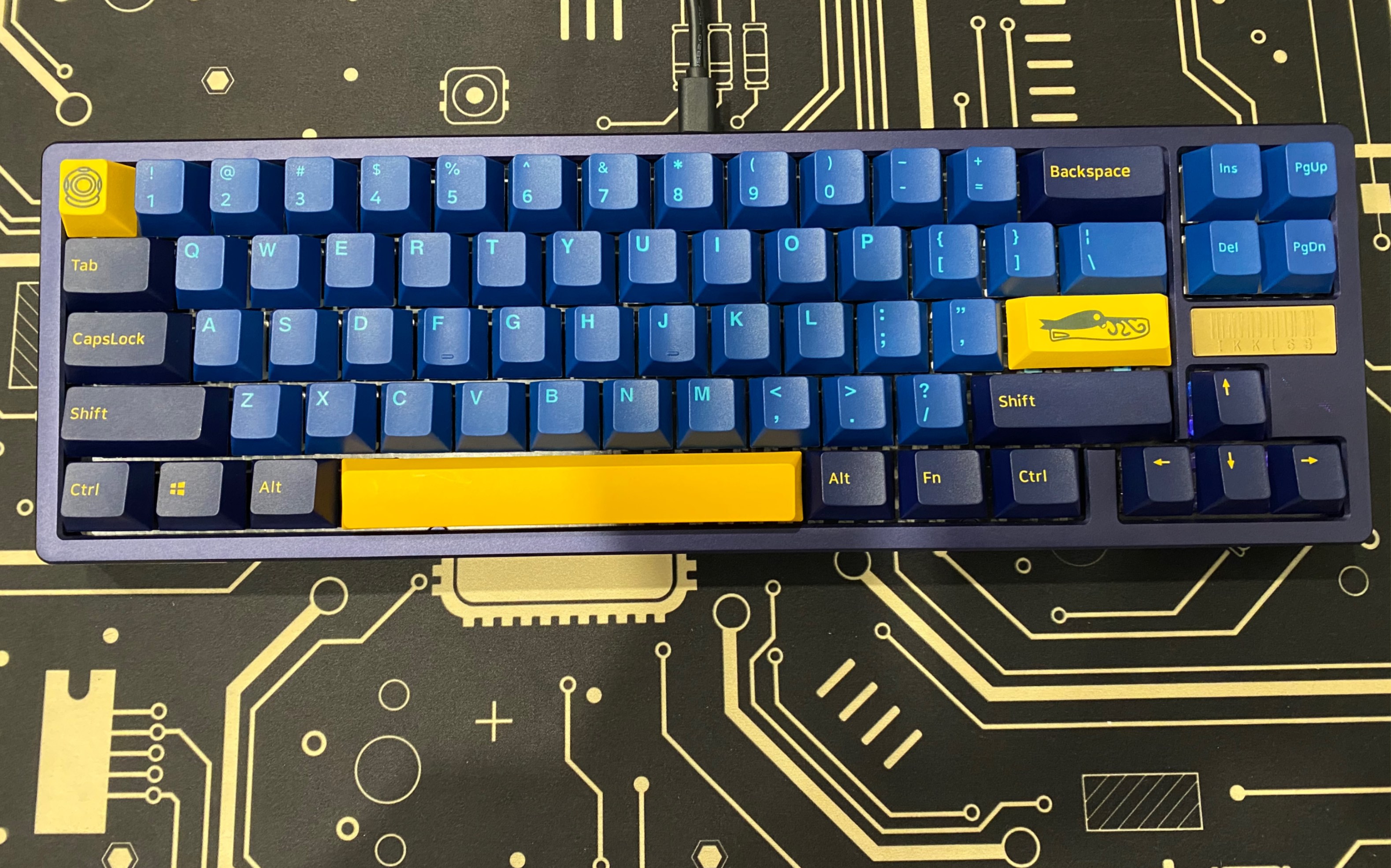 ikki68客制化键盘打字音:碳定,热插拔,孔雀蓝轴,空格樱桃黑轴,全键未