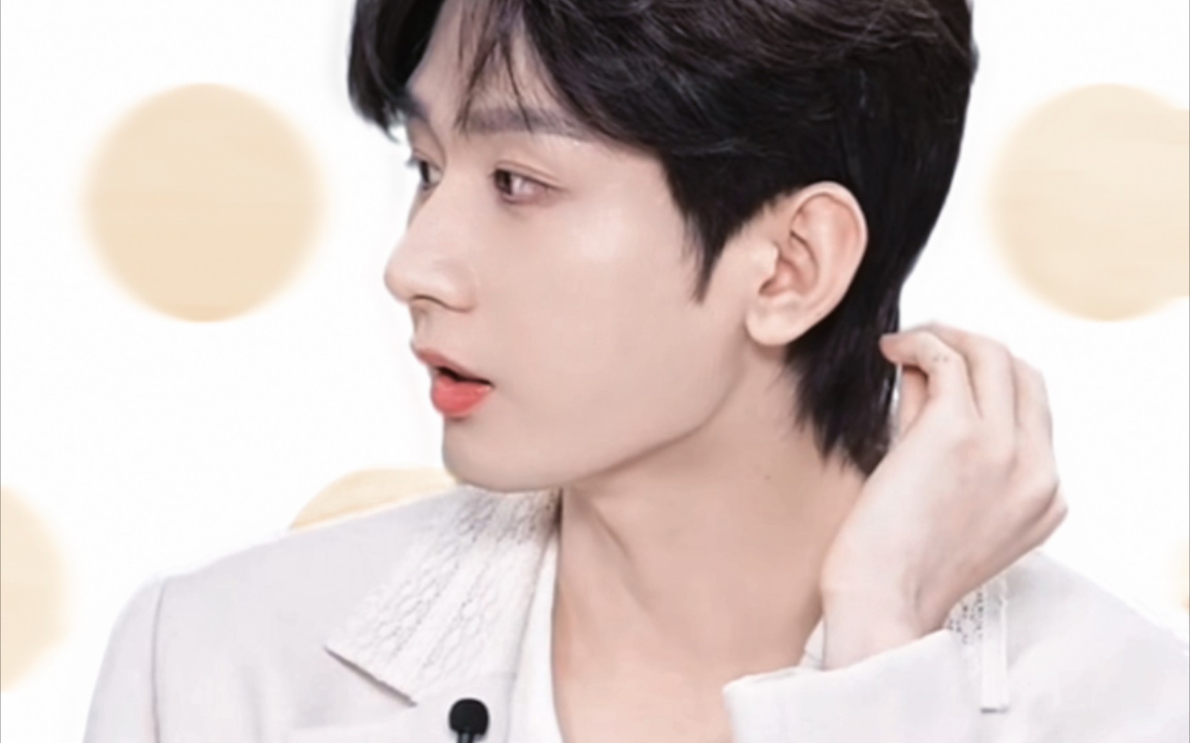 【成毅】他的下颌线非常清晰,下巴也略带方正,整体骨相感比较突出,这