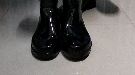简单来一段脱马靴换新购买的雨靴