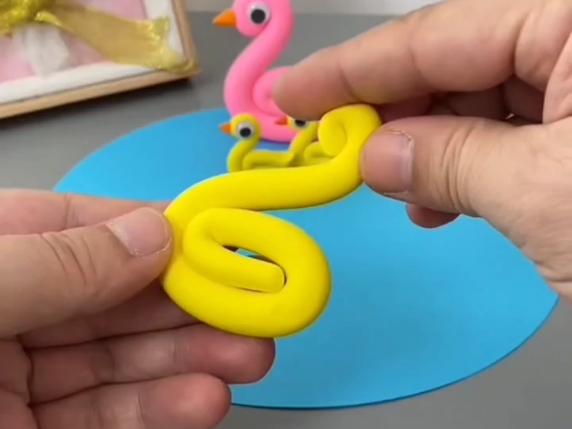 春天了,和孩子用粘土来做可爱的小鸭子手工吧#亲子手工#幼儿手工#儿童