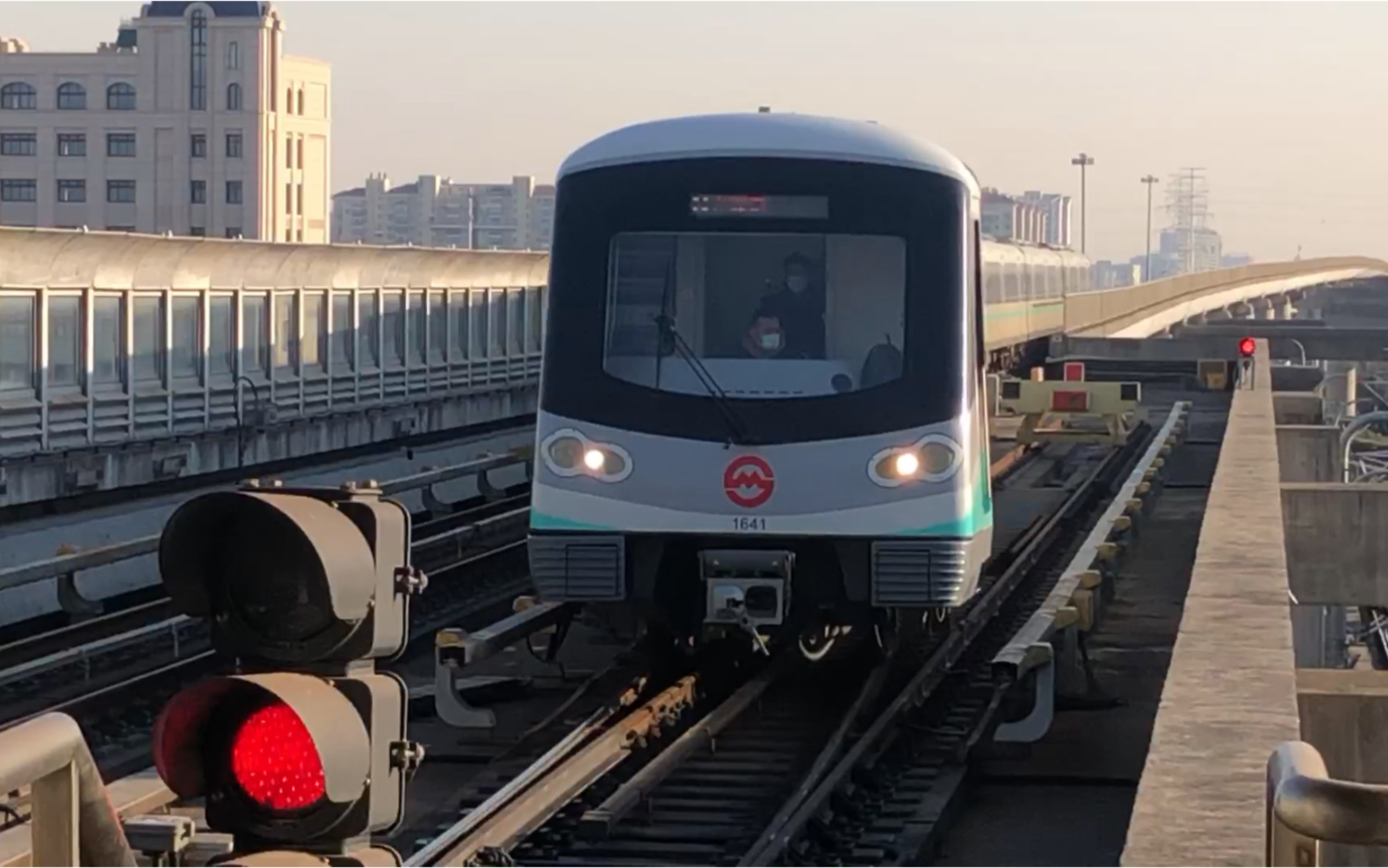 第三轨供电的16号线(罗山路站上层)