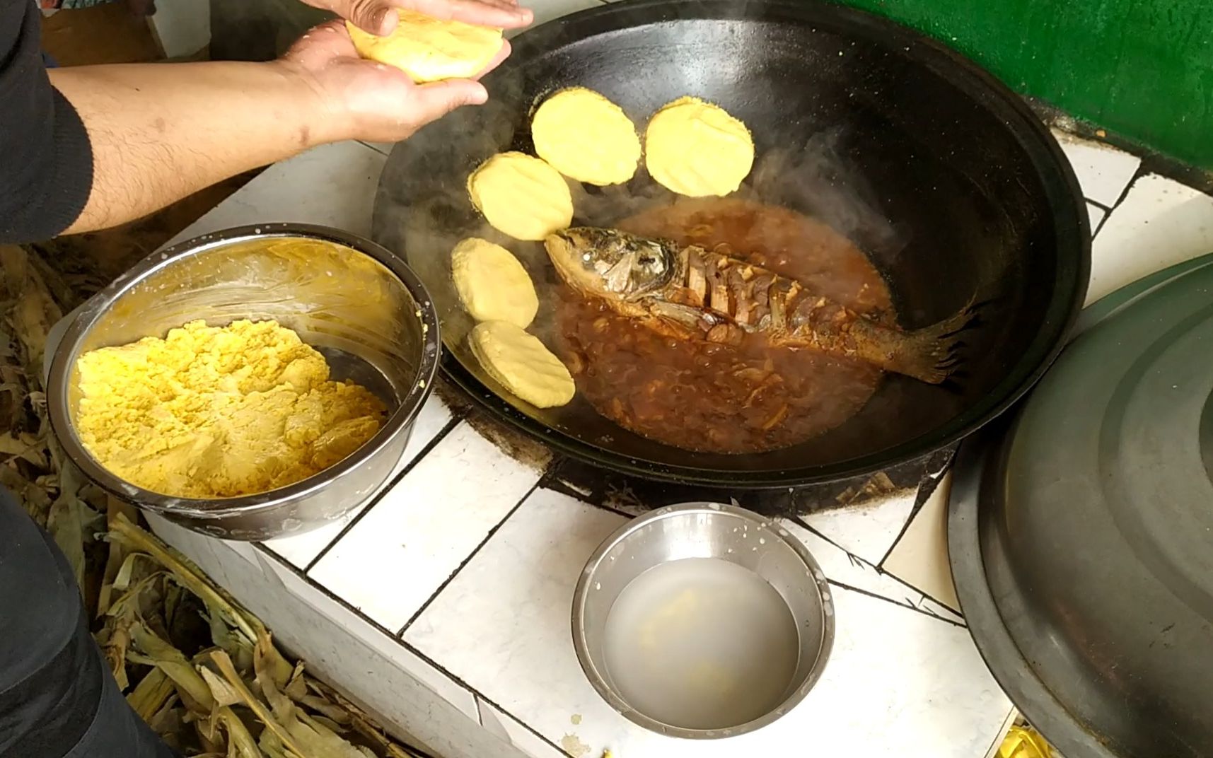 东北铁锅炖鱼贴饼子图片
