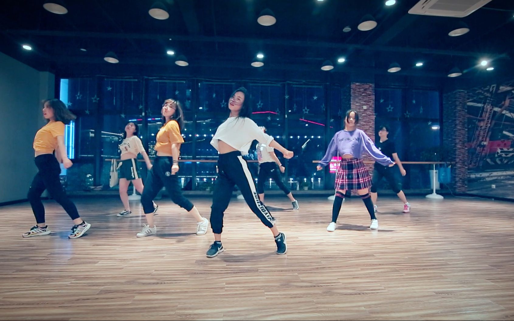 热舞舞蹈练习室旋转跳跃我闭着眼蔡依林舞娘欧美爵士