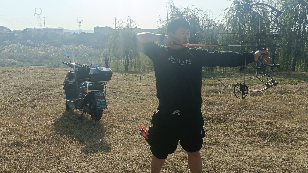 日常练习复合弓射箭 姿势不对打臂
