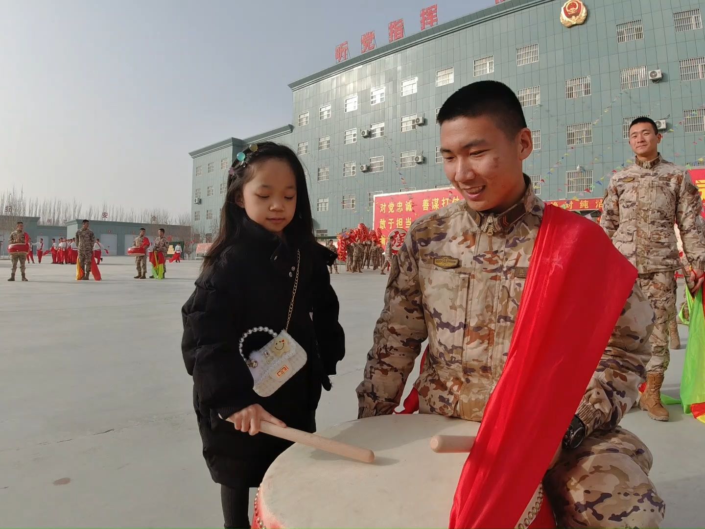 军娃新春撞营,赢得宠爱满满!(武警兵团总队 黄家岚;编辑:周迪夷)哔哩哔哩bilibili