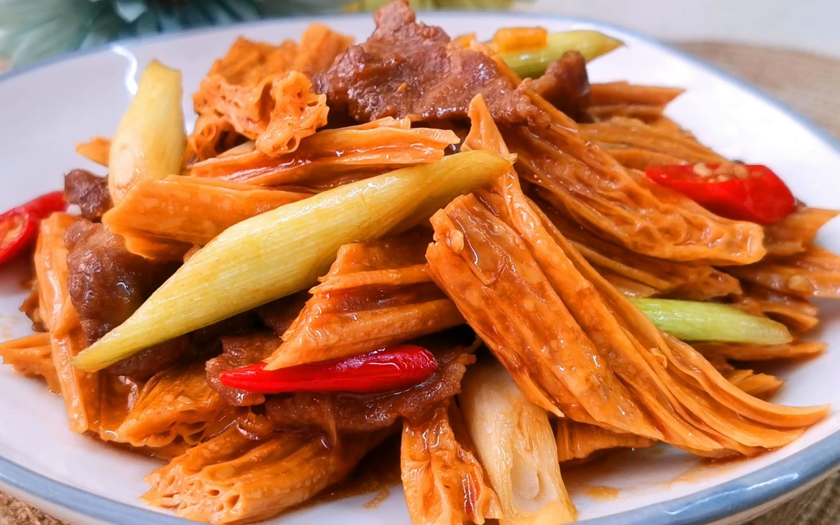 腐竹最好吃的做法,简单几步出锅比肉还香,天天吃都不腻,蒜苗烧腐竹