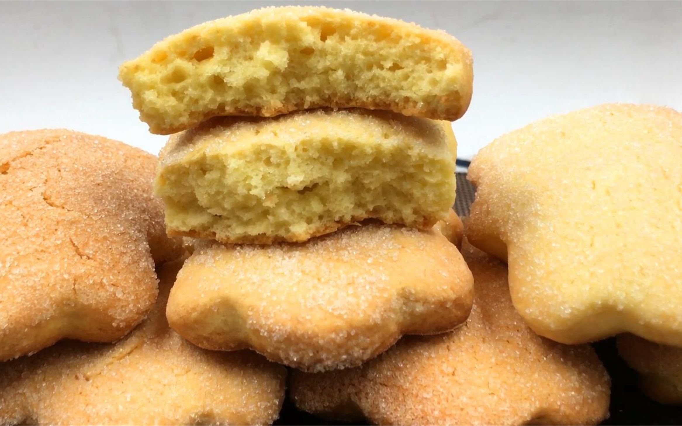 新疆砂糖饼干,金黄酥脆,回味无穷,有着独特的醇香口感.