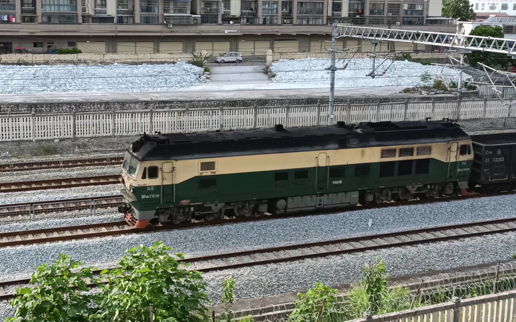 局柳段"柳州虎"df4d货运型-7010牵引货列与一旁衡柳线z285次列车会车