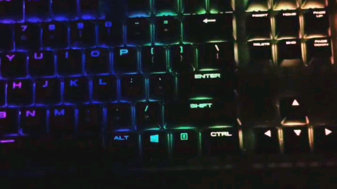 海盗船K70 RGB MK.2键盘的灯光效果绝对是最重要的卖点,玩灯就得上贼船,这款键盘自带三个随机的灯光效果,比如彩虹波浪,涟漪效果等等.哔哩哔...