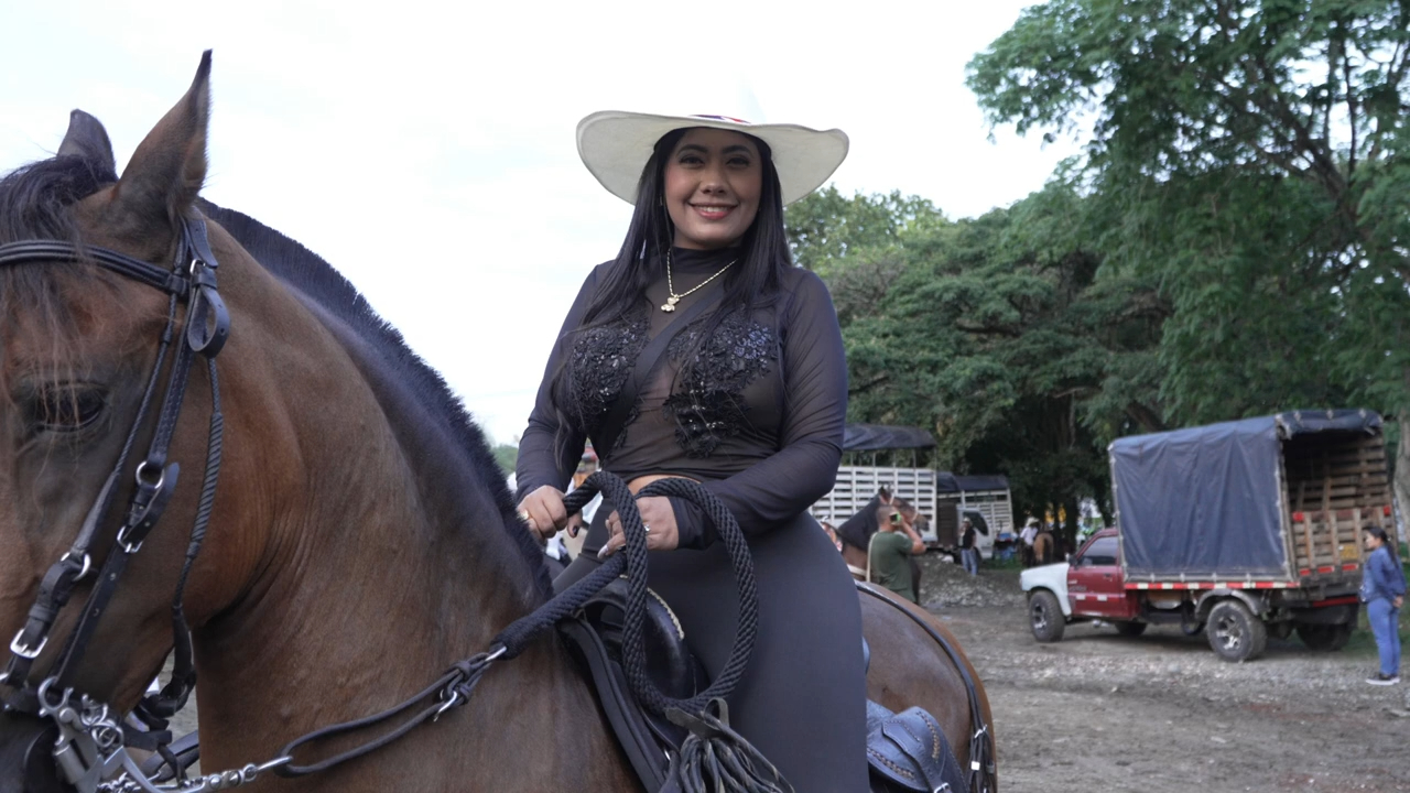 CURVY COWGIRLS RIDING IN CABALGATA COLOMBIA #beautifulwoman #latina哔哩哔哩bilibili