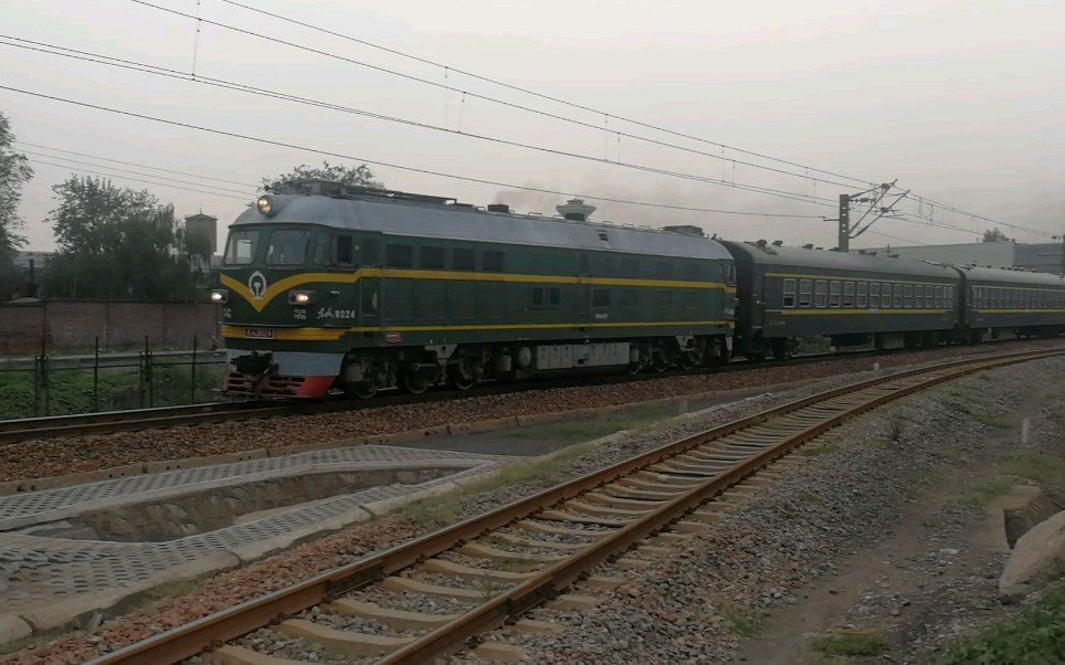 武警df4b牵引8256次通勤车通过新月线70公里道口_哔哩哔哩 (゜-゜)つ