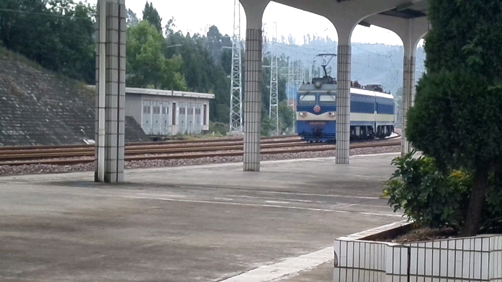 昆局大蓝鸟待避完货列缓缓开出宜良北站