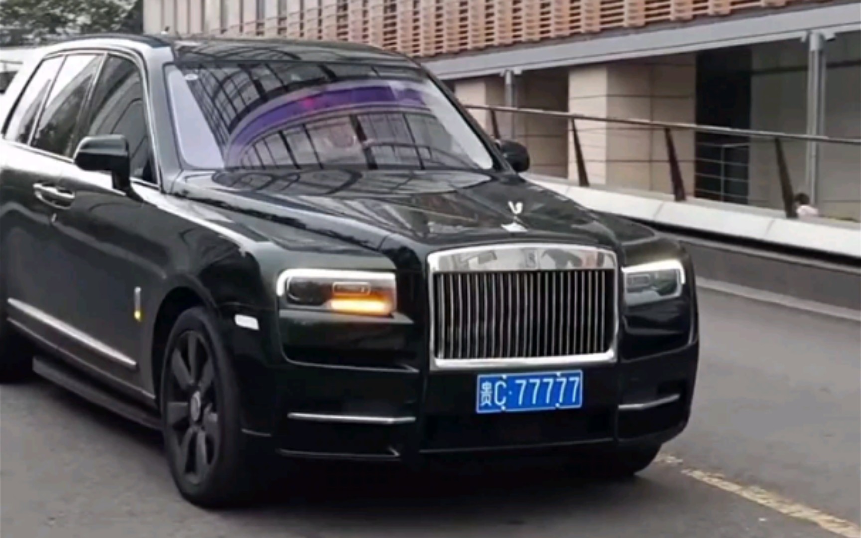 不知道是贵州哪个大佬的劳斯莱斯库里南,车牌还是77777豹子车牌,这