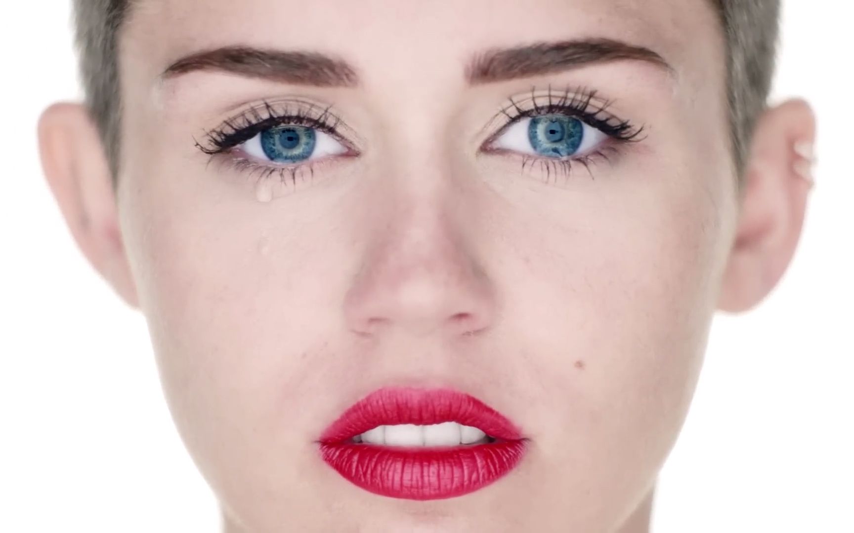 [图]2013年麦莉·赛勒斯《Wrecking Ball》 Miley Cyrus 中字