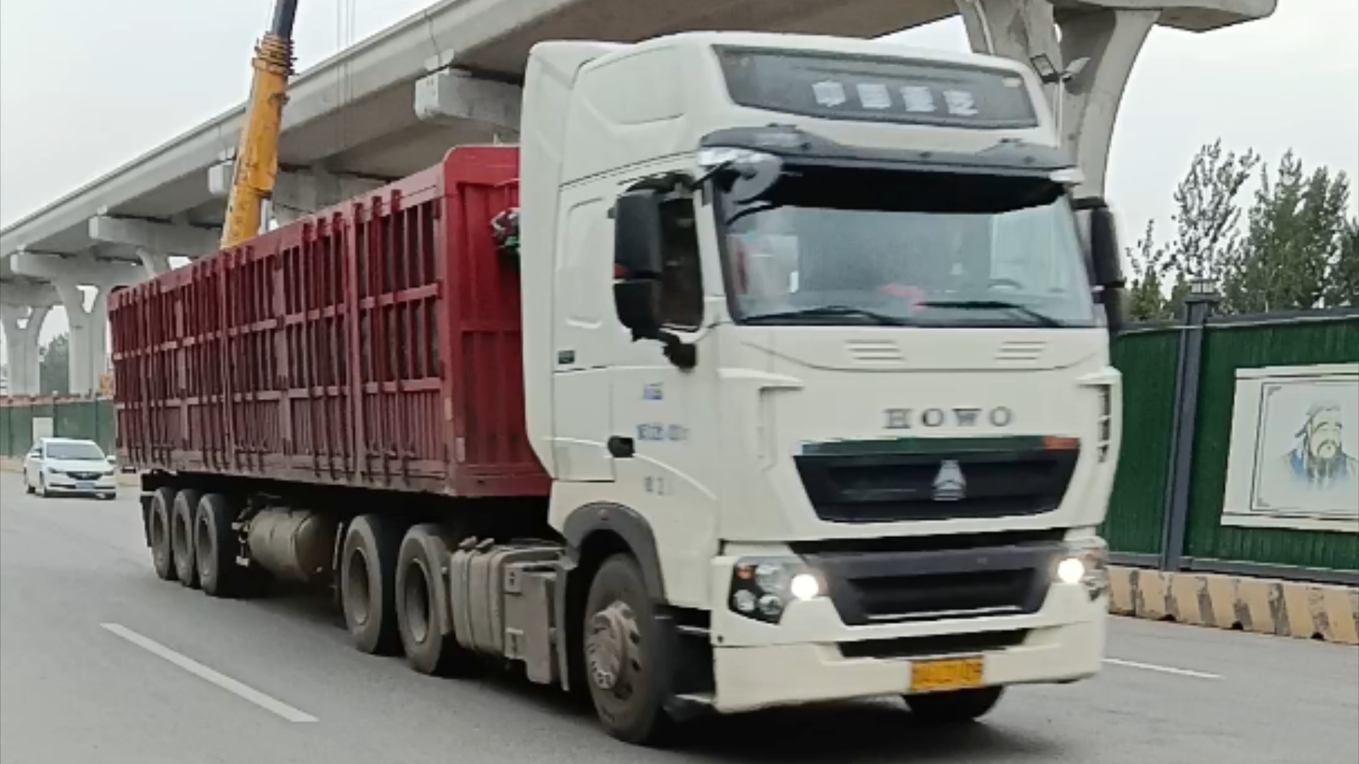 豪沃t7h全险半挂的压迫感!