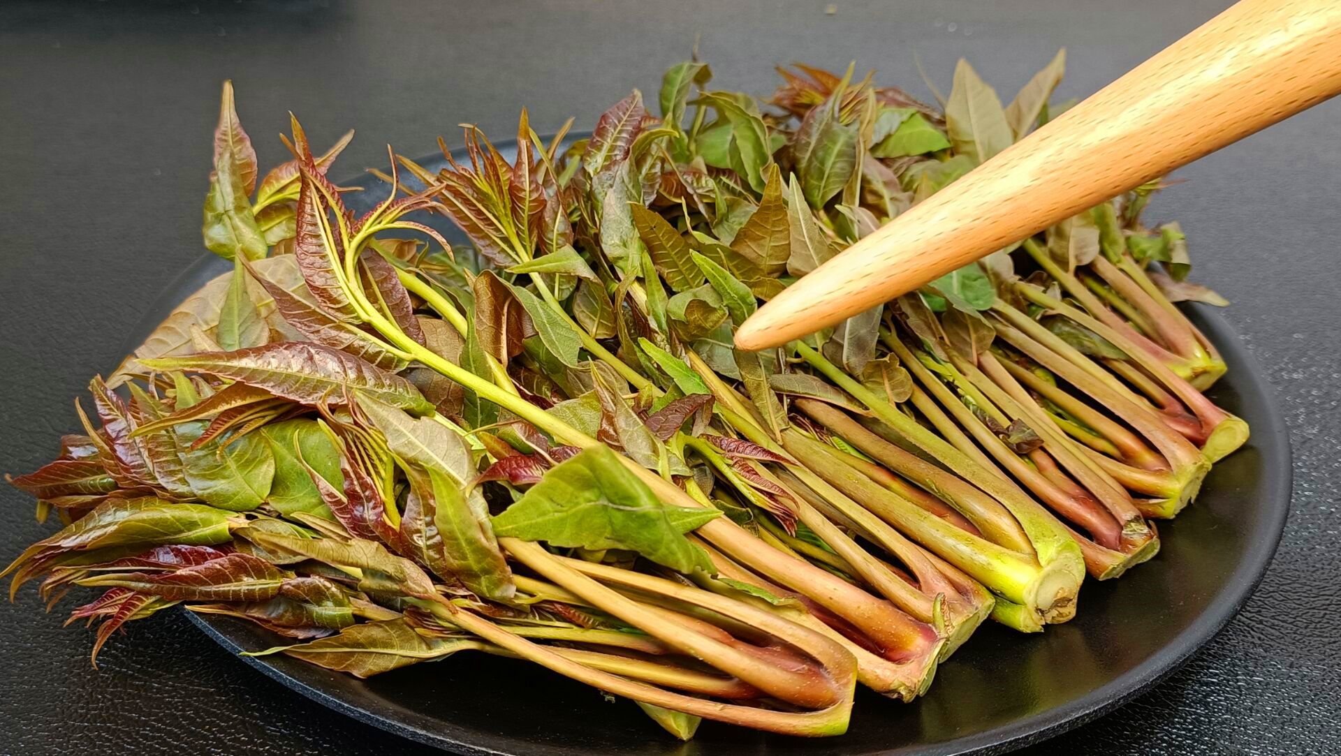 炒香椿时,切记不要焯水和直接炒,教你一招,鲜香美味超好吃