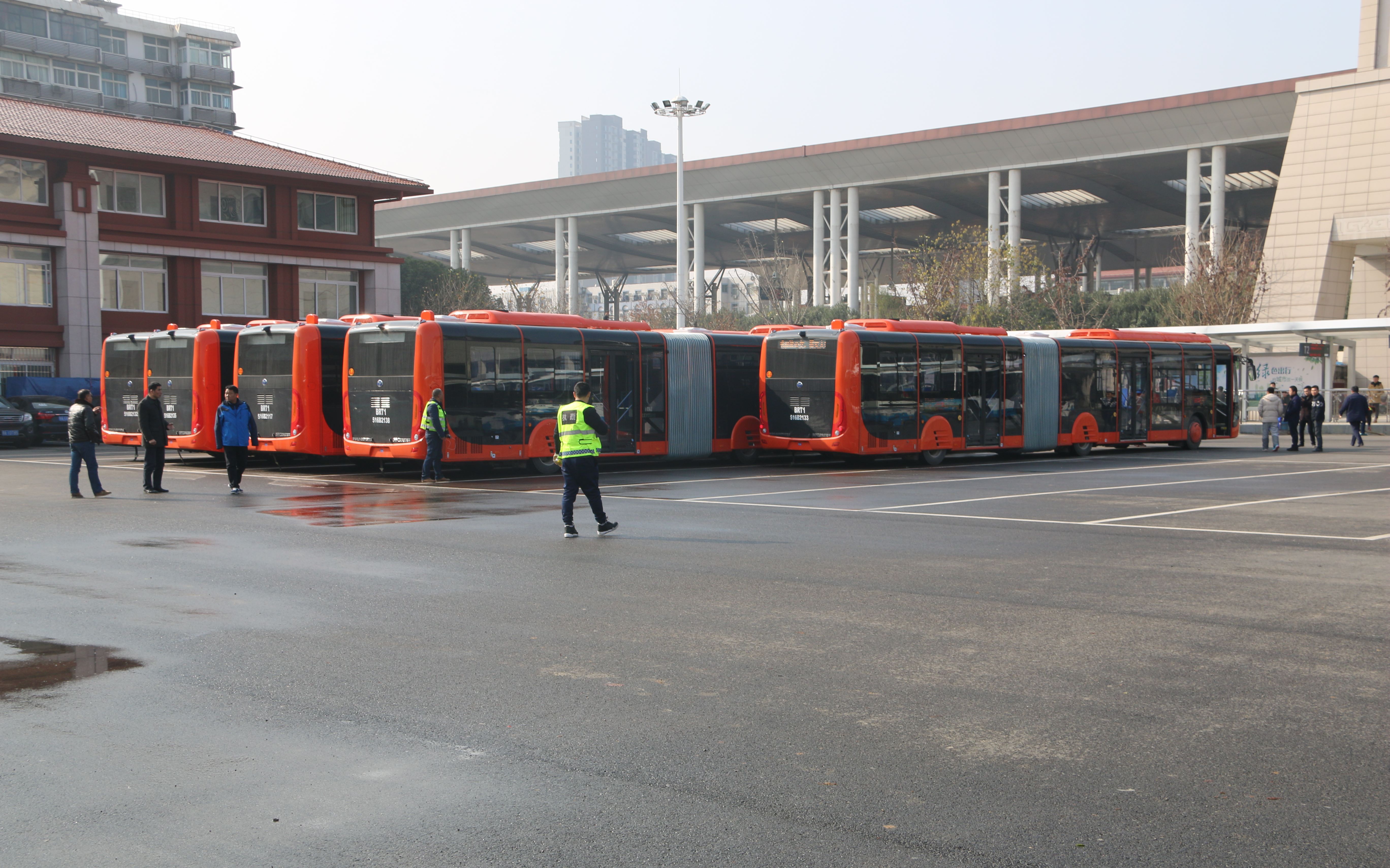 武汉18米brt客车驾驶室第一视角 早班第一趟_哔哩哔哩_bilibili