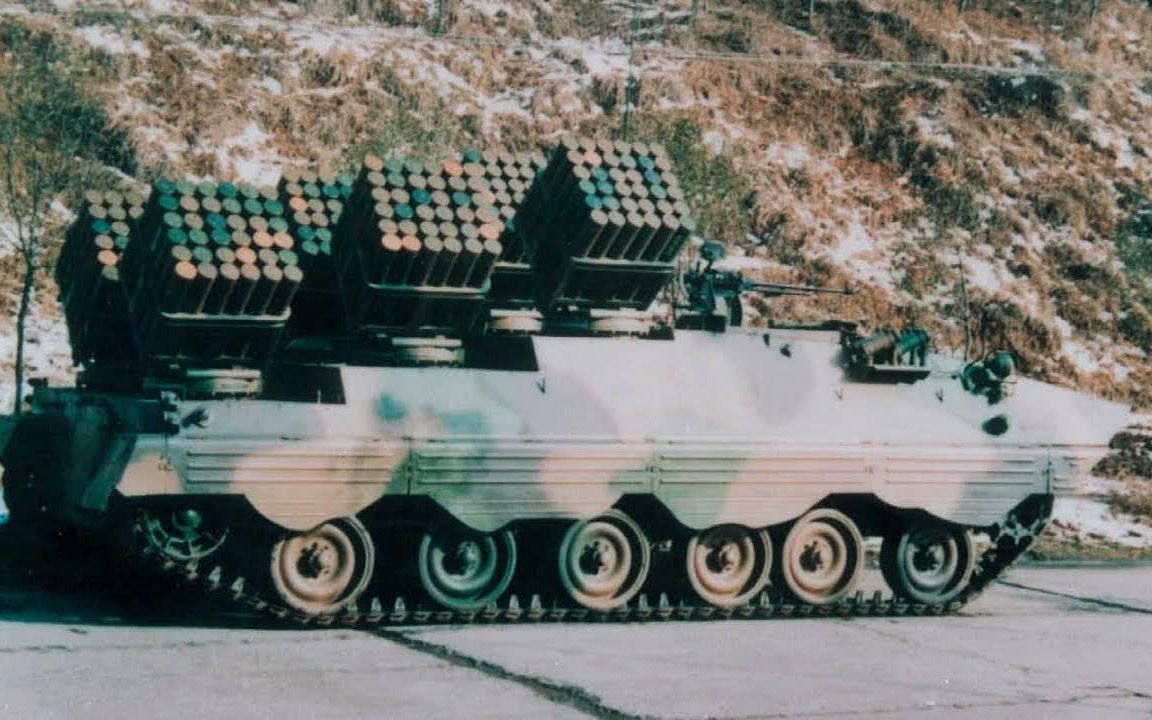 中国gbl130式抛散布雷车288枚火箭一齐发射布雷2000枚