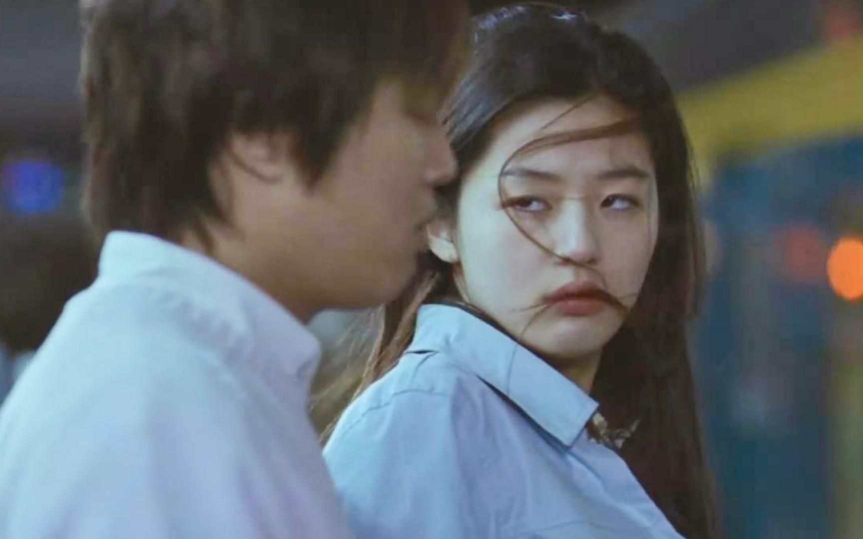 男孩与女友做游戏,输了要惩罚,结果被狂扇耳光!经典爱情片