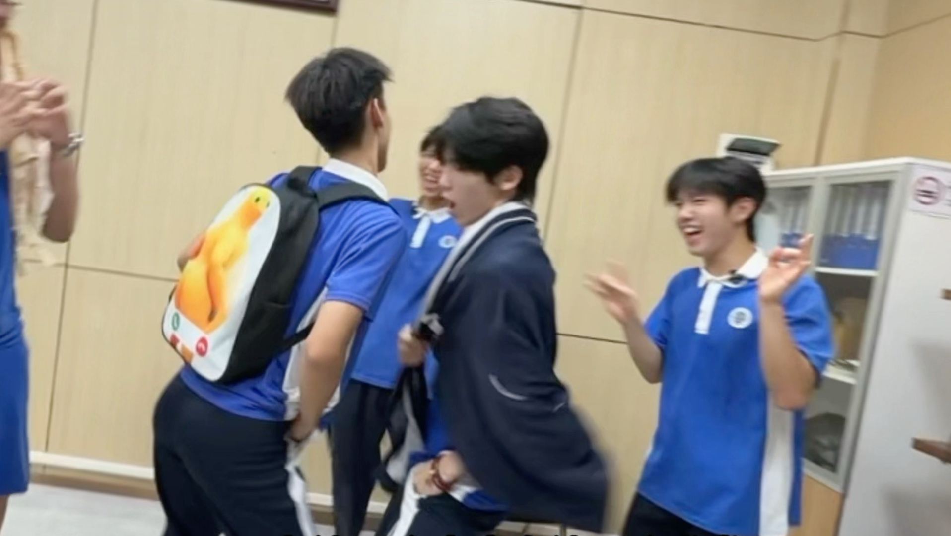 隔壁班转来一个正太！