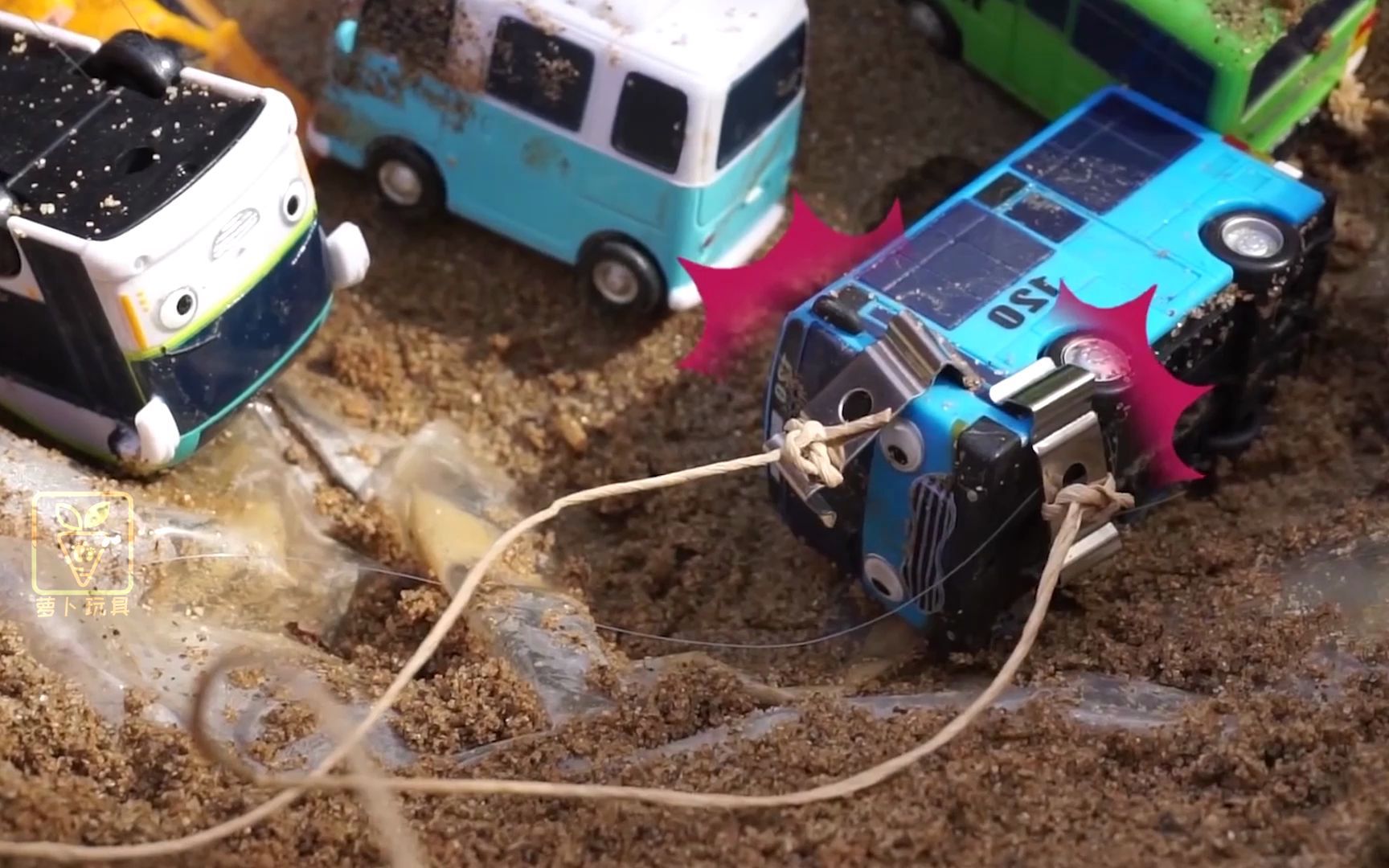 玩具小汽车运送货物结果把桥压坏了大家一起来救援