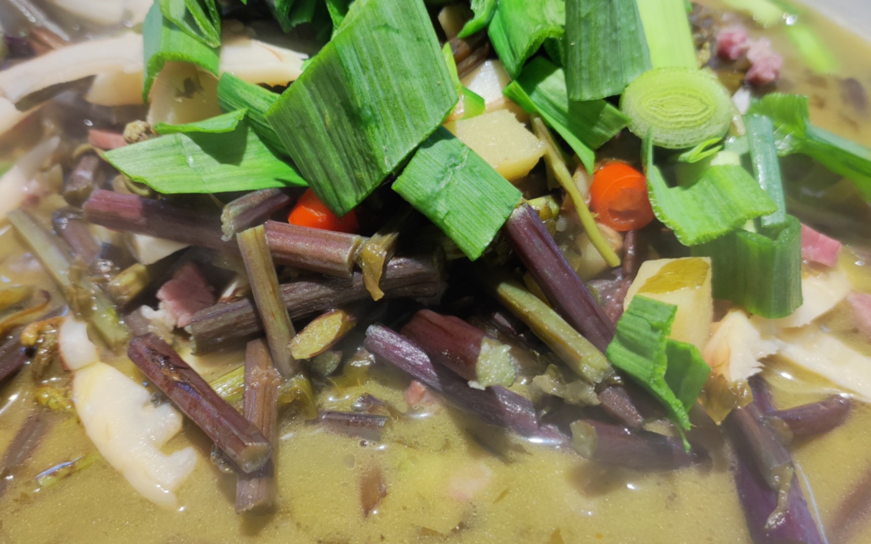 蕨菜雪菜竹笋咸肉火锅|古茗:青柠半熟芝士抹茶