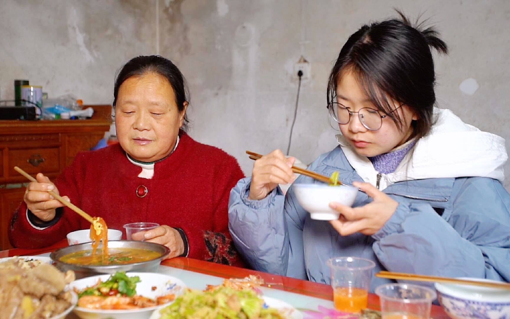 快过年了,农村婆婆带儿媳妇回娘家,看娘家人做啥吃的来招待