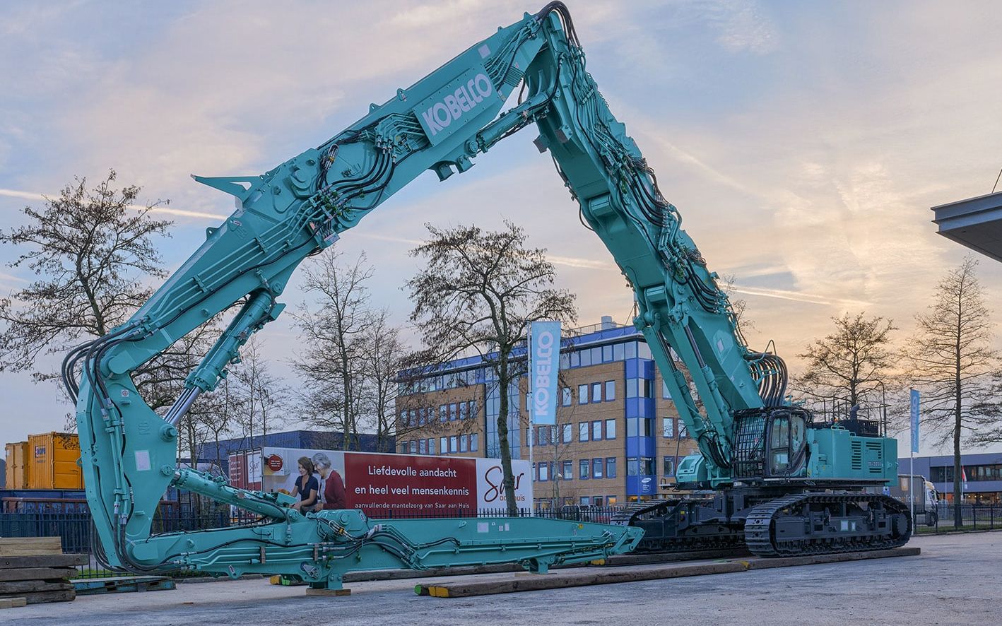 神钢sk1300dlc长臂挖掘机拆除建筑4k