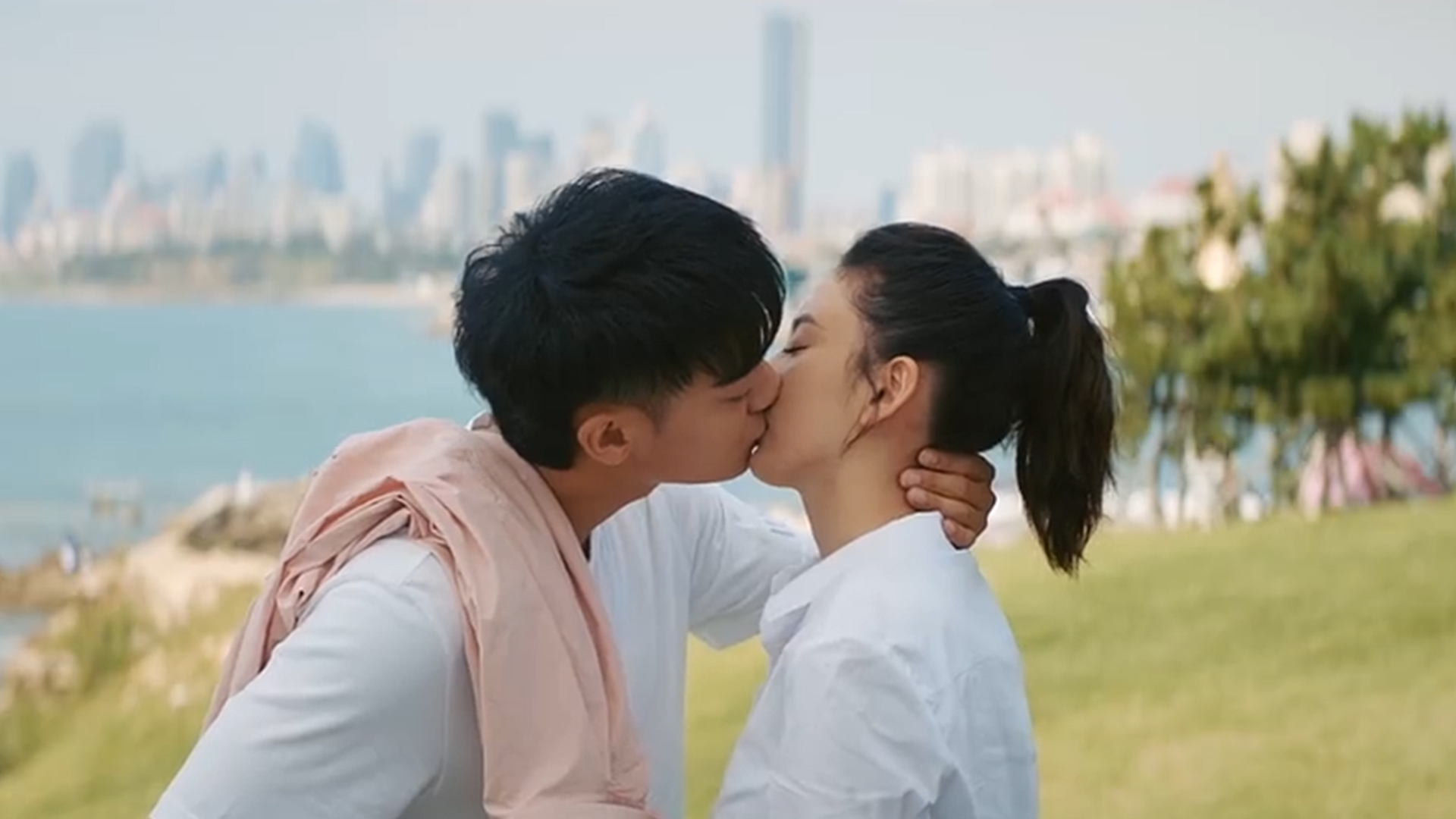 黄子韬宋祖儿新剧吻戏大赏,舞台吻按头吻踮脚吻,画面甜到冒泡