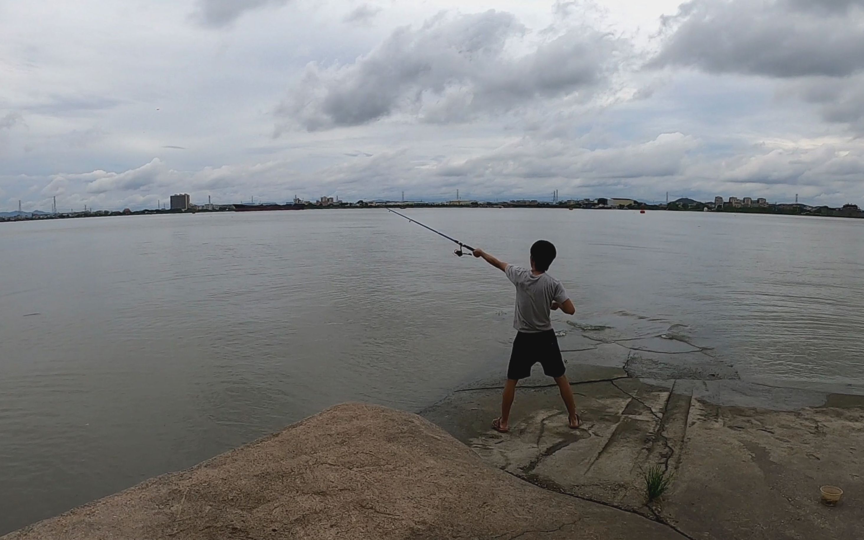 11月的广东天气真闷热,小伙江边抛竿钓鱼,这抛竿技术大家觉得6不6
