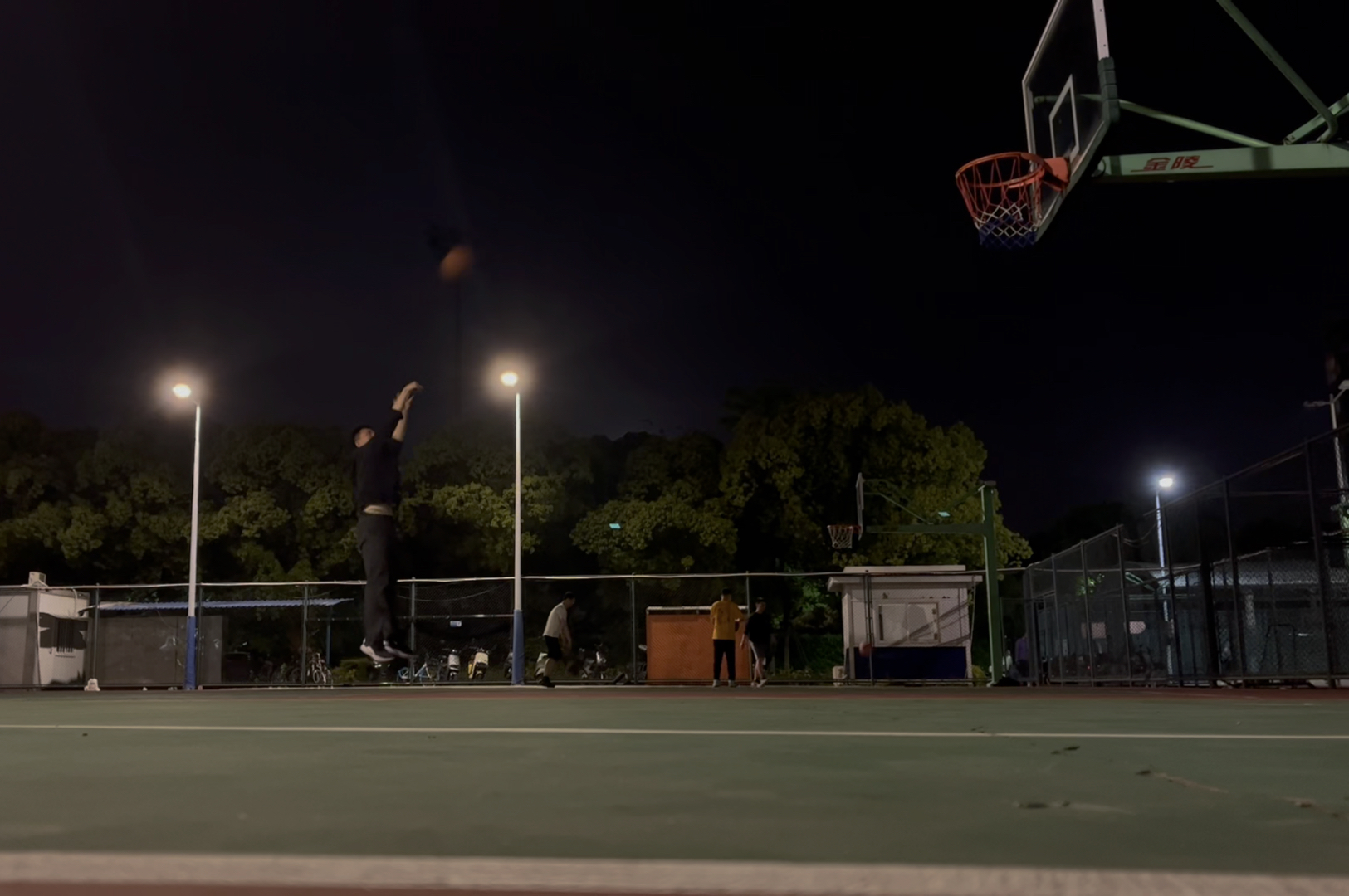 普通大学生日常篮球训练(42)(南区外场夜练投篮)