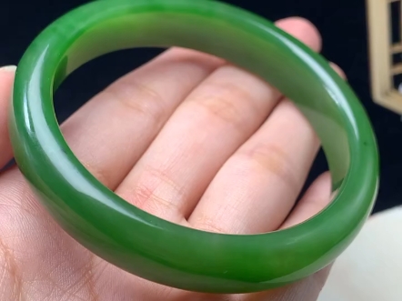 和田玉碧玉阳绿手镯圈口58 色泽浓艳满绿 密度高 玉质细腻油润 雕工