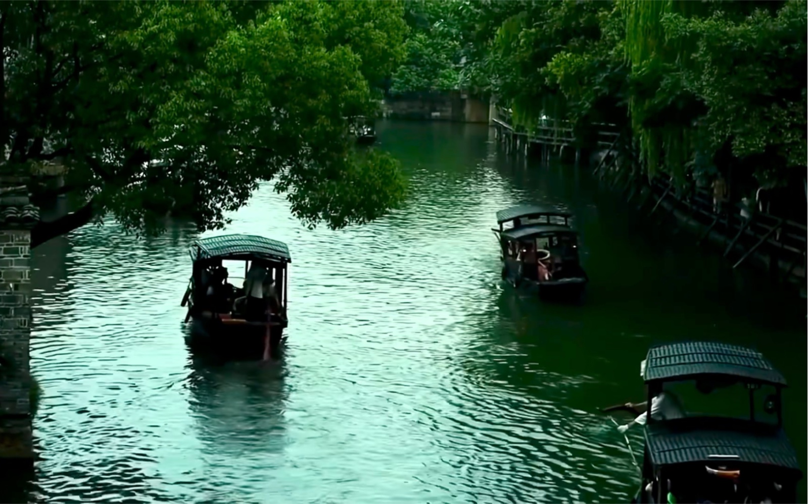 [图]烟雨江南烟雨秋，烟雨何独江南留。山色空蒙行舟曲，水风落花使人愁。